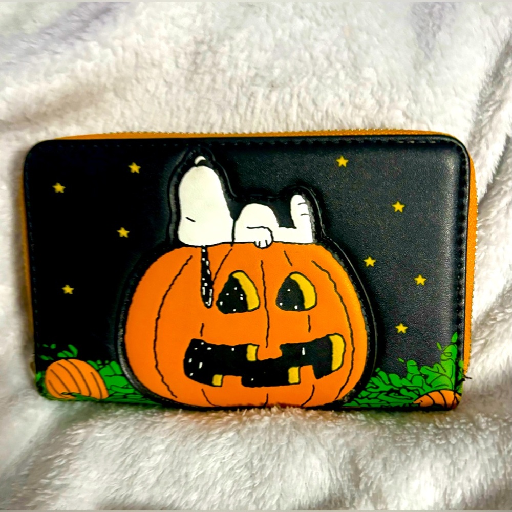 Loungefly X PEANUTS wallet.  Glow in the Dark!!!
